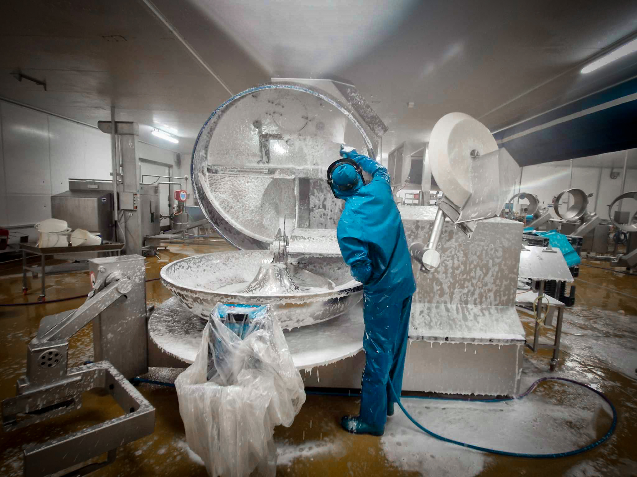 Employé Berni nettoyant une machine