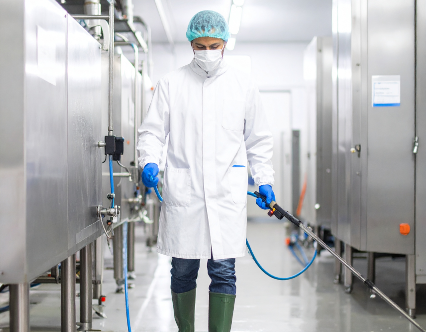 image générée par IA représentant un agent de nettoyage industriel dans une usine agroalimentaire 