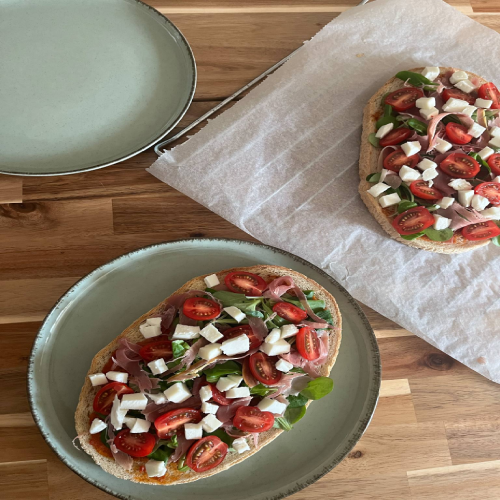 photo de deux bruschettas au jambon Italien sur assiette - Berni