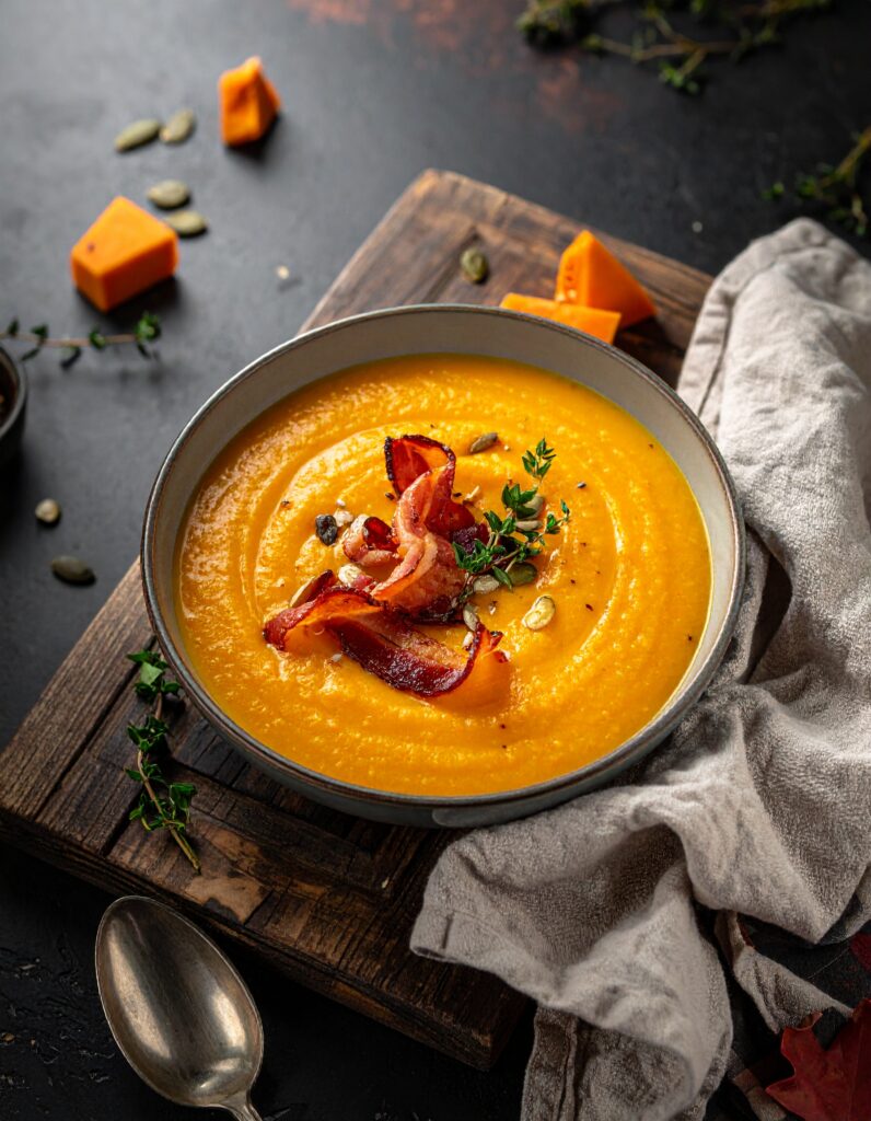 Photo d'une assiette creuse de velouté de potimarron avec bacon fumé grillé - Berni recette